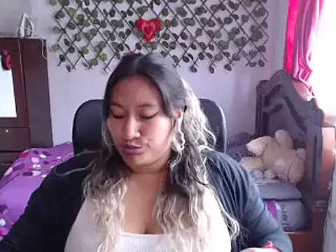 Snapshot of EmilyLove1014 chatting on 12/09/24, 08:33 EmilyLove1014 online show from 12/09/24, 08:33