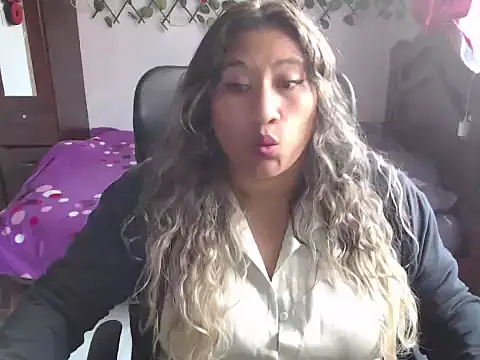 Snapshot of EmilyLove1014 chatting on 12/11/24, 09:23 EmilyLove1014 online show from 12/11/24, 09:23