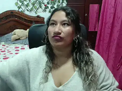 Snapshot of EmilyLove1014 chatting on 01/04/25, 03:18 EmilyLove1014 online show from 01/04/25, 03:18