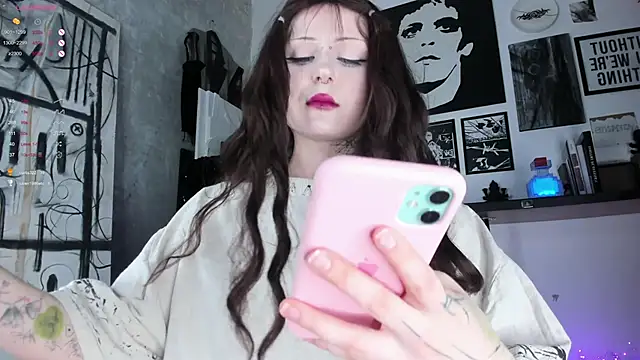 Snapshot of little_grinch666 chatting on 12/27/24, 11:21 little grinch666 online show from 12/27/24, 11:21