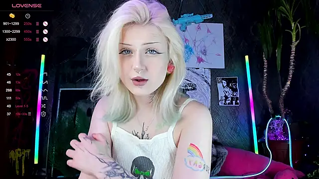 Snapshot of little_grinch666 chatting on 02/27/25, 08:09 little grinch666 online show from 02/27/25, 08:09