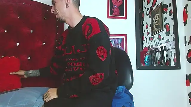 Snapshot of Aaron_BigDickxxx chatting on 12/20/24, 01:36 Aaron BigDickxxx online show from 12/20/24, 01:36