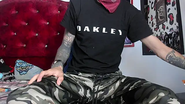 Snapshot of Aaron_BigDickxxx chatting on 01/16/25, 06:56 Aaron BigDickxxx online show from 01/16/25, 06:56