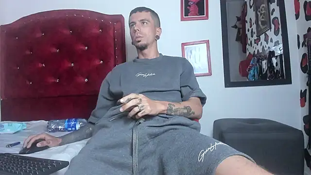 Snapshot of Aaron_BigDickxxx chatting on 01/31/25, 07:18 Aaron BigDickxxx online show from 01/31/25, 07:18