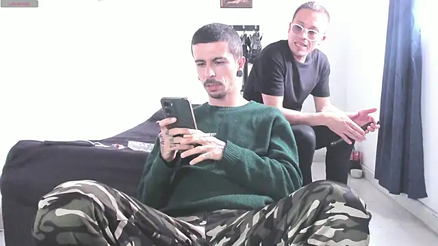Snapshot of Aaron_BigDickxxx chatting on 05/21/26, 05:42 Aaron BigDickxxx online show from 05/21/26, 05:42