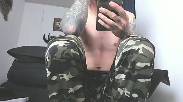 Snapshot of Aaron_BigDickxxx chatting on 05/27/26, 10:23 Aaron BigDickxxx online show from 05/27/26, 10:23
