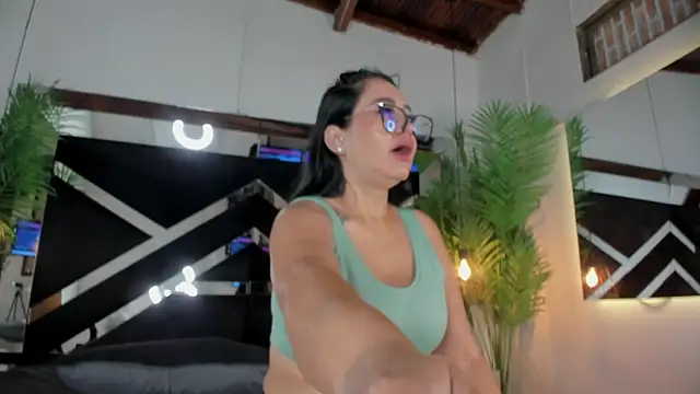 Snapshot of emily-fox chatting on 04/14/26, 11:05 emily-fox online show from 04/14/26, 11:05