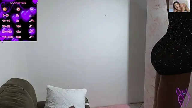 Snapshot of ElisaBoyer chatting on 10/13/25, 07:36 ElisaBoyer online show from 10/13/25, 07:36