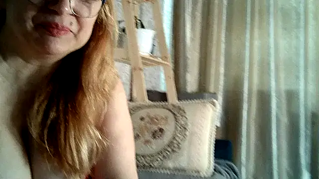 Snapshot of Aline_LoveFlowers chatting on 02/13/25, 12:32 Aline LoveFlowers online show from 02/13/25, 12:32