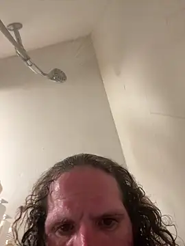 Snapshot of Crackkers chatting on 11/21/25, 06:01 Crackkers online show from 11/21/25, 06:01