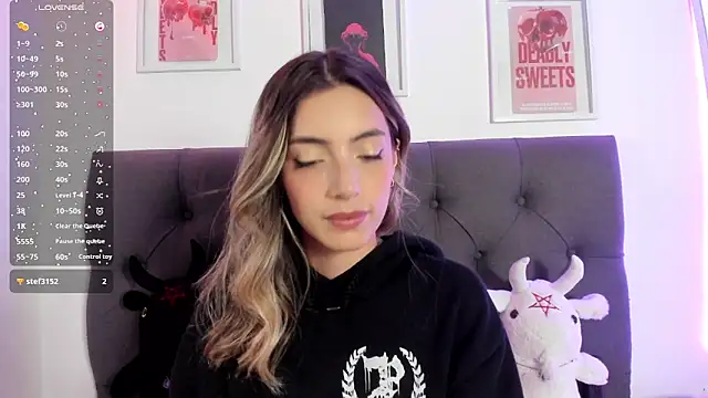 Snapshot of IsadoraGalle_ chatting on 04/14/26, 04:13 IsadoraGalle online show from 04/14/26, 04:13