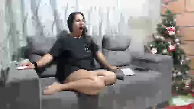 Snapshot of tom_and_lazzie chatting on 12/31/24, 02:08 tom and lazzie online show from 12/31/24, 02:08