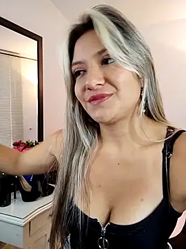 valeriahunter1 online show from 02/12/25, 09:11