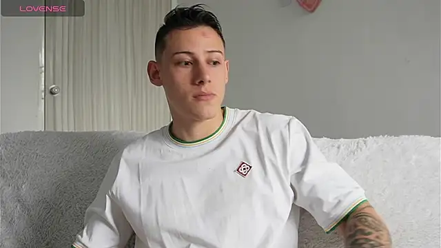 Snapshot of Muscle_King_Cum chatting on 03/28/26, 01:43 Muscle King Cum online show from 03/28/26, 01:43