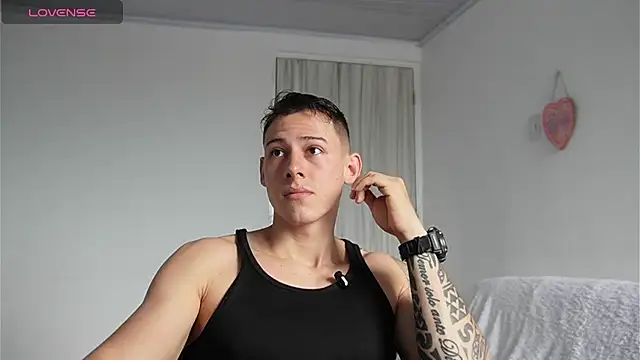 Snapshot of Muscle_King_Cum chatting on 04/10/26, 01:05 Muscle King Cum online show from 04/10/26, 01:05