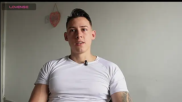 Snapshot of Muscle_King_Cum chatting on 06/18/26, 01:26 Muscle King Cum online show from 06/18/26, 01:26