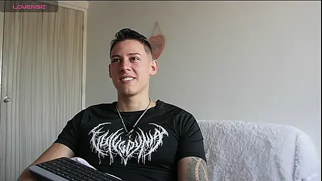 Snapshot of Muscle_King_Cum chatting on 06/24/26, 01:43 Muscle King Cum online show from 06/24/26, 01:43