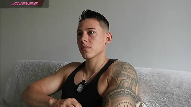 Snapshot of Muscle_King_Cum chatting on 07/17/26, 01:40 Muscle King Cum online show from 07/17/26, 01:40