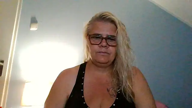 Snapshot of hotladymoon chatting on 07/28/26, 08:52 hotladymoon online show from 07/28/26, 08:52