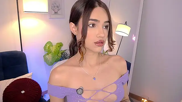 Snapshot of AllieEvans chatting on 04/08/26, 10:10 AllieEvans online show from 04/08/26, 10:10