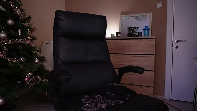 Snapshot of KaylaLaine chatting on 12/14/25, 07:14 KaylaLaine online show from 12/14/25, 07:14