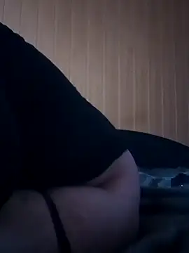 Snapshot of DjiniCD chatting on 04/13/26, 04:01 DjiniCD online show from 04/13/26, 04:01