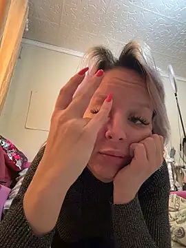 LikaCat online show from 11/28/25, 03:09