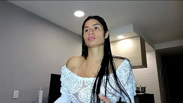 Snapshot of Alondra_fetish chatting on 06/20/26, 01:19 Alondra fetish online show from 06/20/26, 01:19