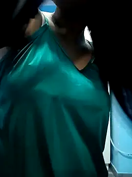 Snapshot of Gulabo-jaan chatting on 04/20/26, 01:03 Gulabo-jaan online show from 04/20/26, 01:03