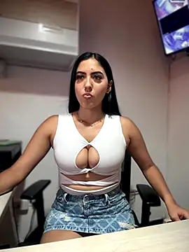 MarianaBenz online show from 10/05/25, 09:02