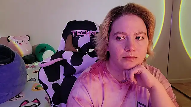 Snapshot of InternetFairy_XO chatting on 12/13/24, 07:53 InternetFairy XO online show from 12/13/24, 07:53