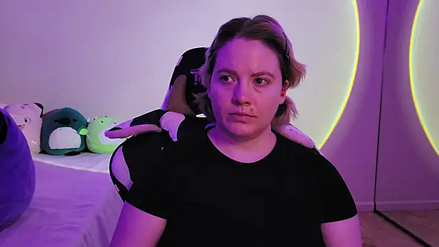 Snapshot of InternetFairy_XO chatting on 12/16/24, 01:11 InternetFairy XO online show from 12/16/24, 01:11