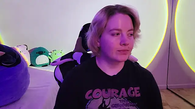 Snapshot of InternetFairy_XO chatting on 12/17/24, 04:32 InternetFairy XO online show from 12/17/24, 04:32