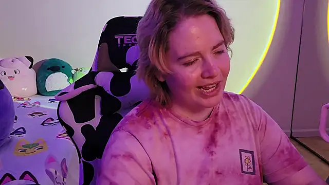 Snapshot of InternetFairy_XO chatting on 01/01/25, 11:38 InternetFairy XO online show from 01/01/25, 11:38