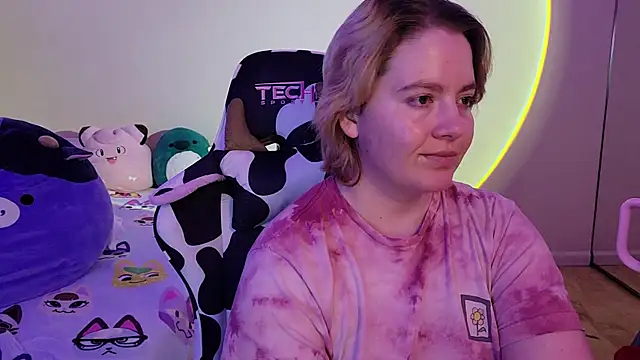 Snapshot of InternetFairy_XO chatting on 01/01/25, 02:42 InternetFairy XO online show from 01/01/25, 02:42