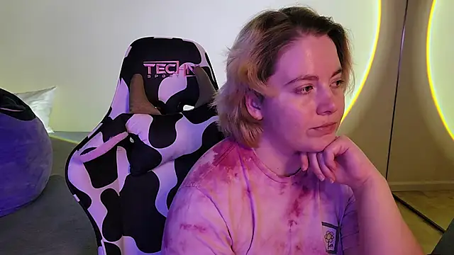 Snapshot of InternetFairy_XO chatting on 01/17/25, 04:06 InternetFairy XO online show from 01/17/25, 04:06