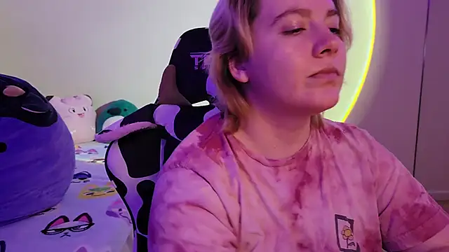 Snapshot of InternetFairy_XO chatting on 01/28/25, 05:32 InternetFairy XO online show from 01/28/25, 05:32