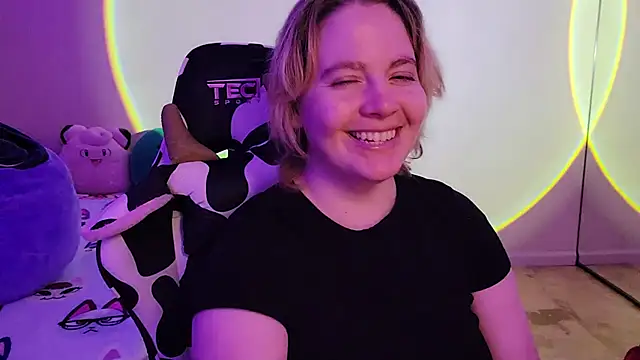 Snapshot of InternetFairy_XO chatting on 02/01/25, 03:30 InternetFairy XO online show from 02/01/25, 03:30