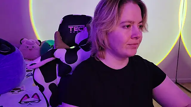 Snapshot of InternetFairy_XO chatting on 02/01/25, 06:32 InternetFairy XO online show from 02/01/25, 06:32