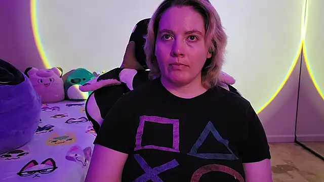 Snapshot of InternetFairy_XO chatting on 02/02/25, 03:43 InternetFairy XO online show from 02/02/25, 03:43