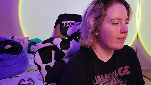 Snapshot of InternetFairy_XO chatting on 02/23/25, 02:25 InternetFairy XO online show from 02/23/25, 02:25