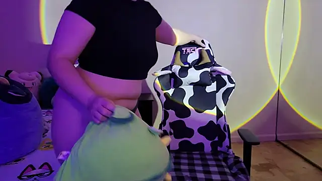 Snapshot of InternetFairy_XO chatting on 02/24/25, 06:27 InternetFairy XO online show from 02/24/25, 06:27