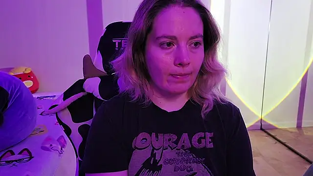 Snapshot of InternetFairy_XO chatting on 10/19/25, 01:39 InternetFairy XO online show from 10/19/25, 01:39