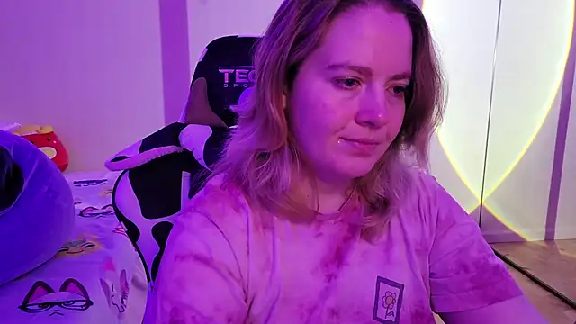 Snapshot of InternetFairy_XO chatting on 10/20/25, 03:40 InternetFairy XO online show from 10/20/25, 03:40