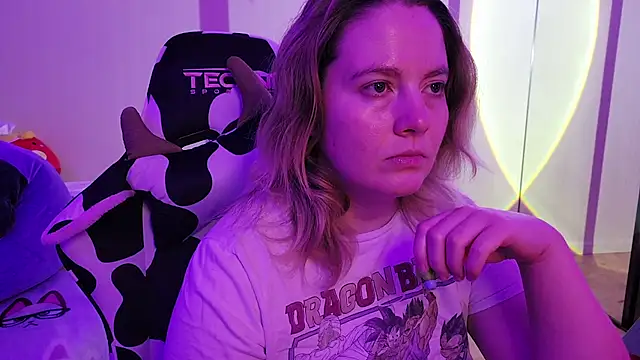 Snapshot of InternetFairy_XO chatting on 10/21/25, 04:13 InternetFairy XO online show from 10/21/25, 04:13