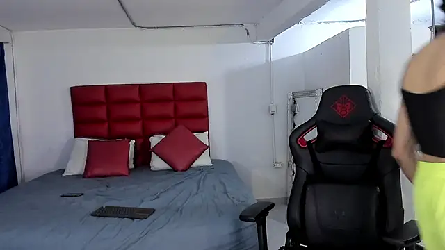 Snapshot of LyonGallego_ chatting on 10/13/25, 06:13 LyonGallego online show from 10/13/25, 06:13