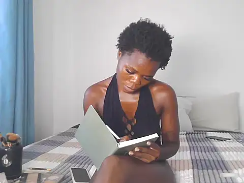 Snapshot of petiteebony_81 chatting on 10/27/25, 11:14 petiteebony 81 online show from 10/27/25, 11:14