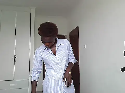 Snapshot of petiteebony_81 chatting on 03/12/26, 07:47 petiteebony 81 online show from 03/12/26, 07:47