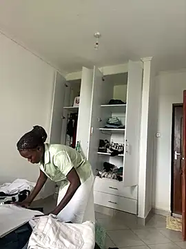 Snapshot of petiteebony_81 chatting on 03/19/26, 06:39 petiteebony 81 online show from 03/19/26, 06:39