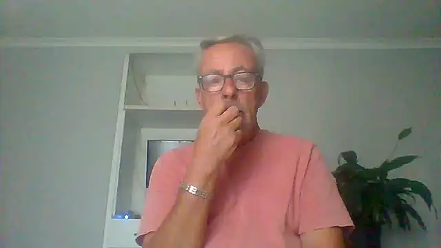 Snapshot of tuggy59 chatting on 09/14/25, 05:28 tuggy59 online show from 09/14/25, 05:28